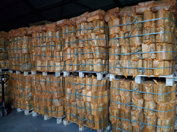Oak firewood in 22 l bags